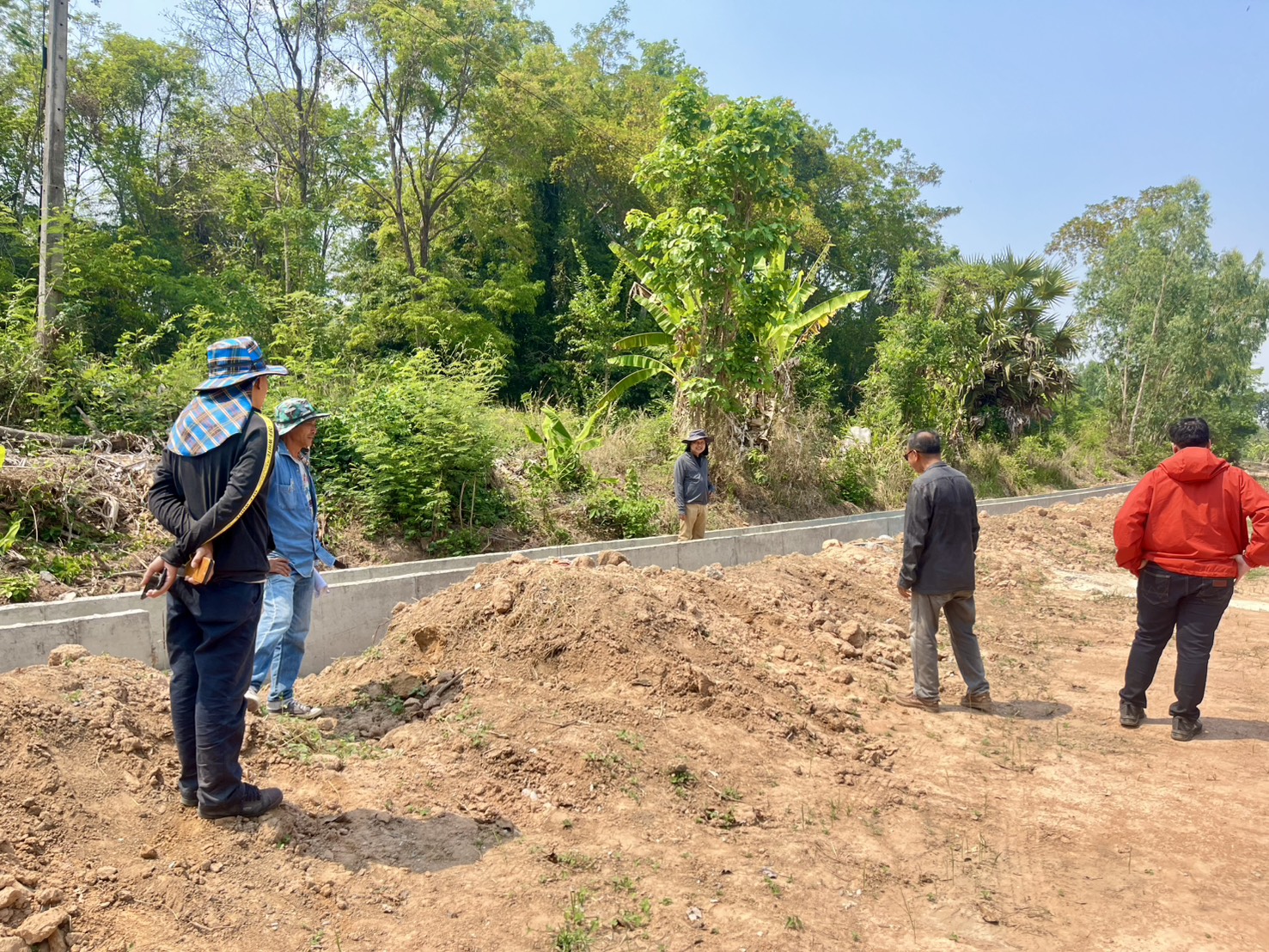 วันพฤหัสบดีที่ 26 มีนาคม พ.ศ. 2569  ลงพื้นที่ตรวจสอบและติดตามความก้าวหน้างานก่อสร้างปรับปรุงจัดระบบน้ำเพื่อเกษตรกรรมโครงการอ่างเก็บน้ำห้วยศาลา คลอง LMC ระยะ 6
