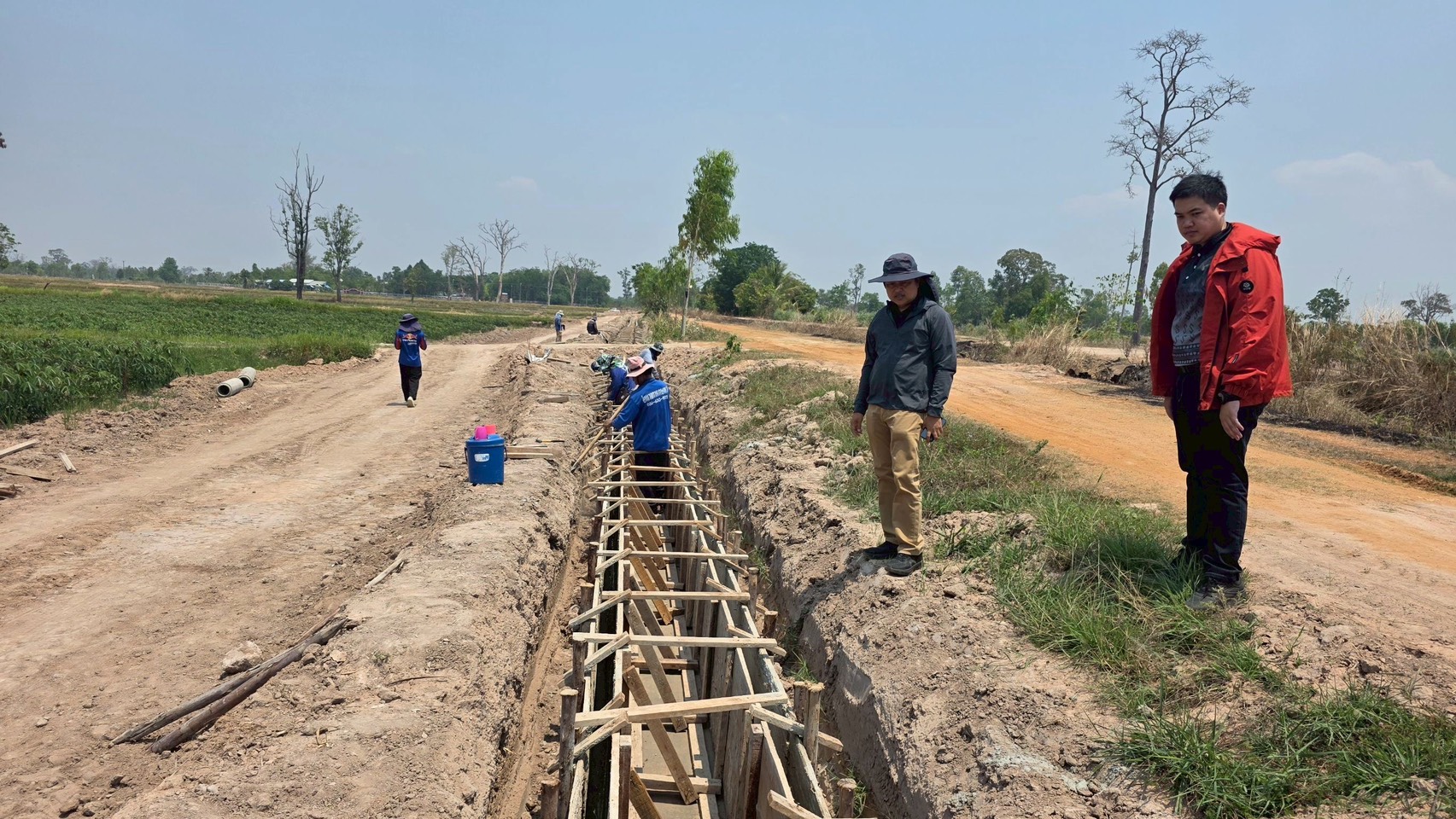 วันพฤหัสบดีที่ 26 มีนาคม พ.ศ. 2569  ลงพื้นที่ตรวจสอบและติดตามความก้าวหน้า งานก่อสร้างโครงการจัดระบบน้ำโครงการอ่างเก็บน้ำห้วยติ้กชู คลอง LMC ระยะ 7