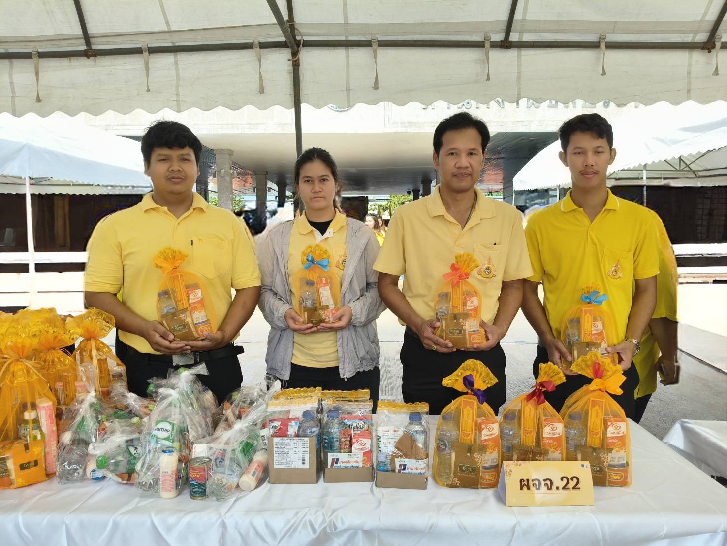 เข้าร่วมพิธีทำบุญตักบาตรเพื่อถวายเป็นพระราชกุศล เนื่องในวันนวมินทรมหาราช